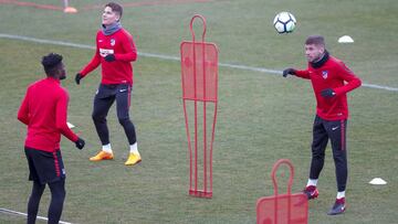 Caio, en un entrenamiento del Atlético junto a Thomas y Gameiro.