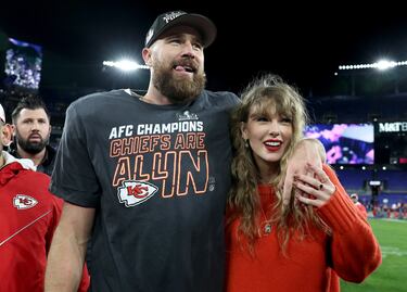 Travis Kelce de los Kansas City Chiefs celebra con Taylor Swift después de una victoria de 17-10 contra los Baltimore Ravens en el Juego de Campeonato de la AFC en el estadio M&T Bank el 28 de enero de 2024 en Baltimore, Maryland.