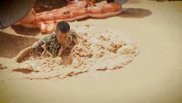 Corredor superando obstáculo de barro en Bestial Race Lanzarote