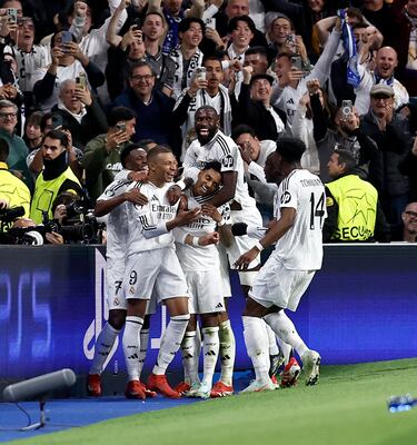 2-0. El nueve del Real Madrid celebra el segundo tanto con sus compañeros.