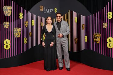 Susan Downey y Robert Downey Jr. durante la alfombra roja de los Premios BAFTA 2024 celebrados en el Royal Festival Hall del Southbank Centre de Londres. 