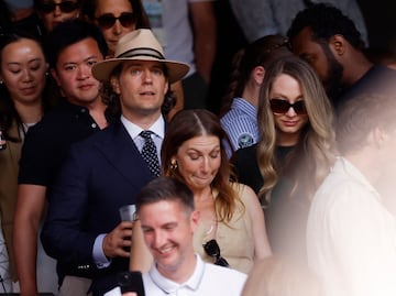 El actor Henry Cavill en el palco real con su esposa Natalie Viscuso.