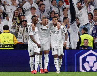 3-0. Kylian Mbappé celebra el tercer gol con Vinicius y Rodrygo.