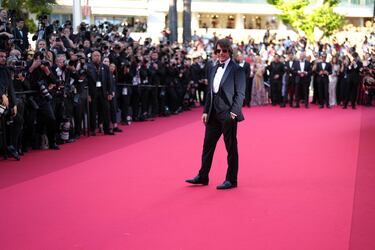 Tom Cruise posa en la alfombra roja durante el desfile inaugural del primer día de la 78ª edición del festival de cine de Cannes.