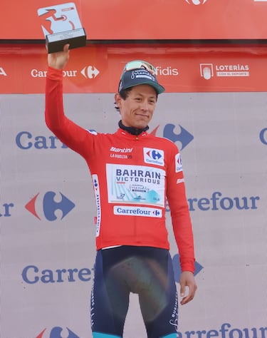 Torstein Traeen, viste por primera vez este año el maillot rojo de líder de La Vuelta a España.