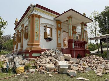 Un monasterio que funcionaba como escuela resulta dañado por un terremoto en Taungoo, Myanmar.