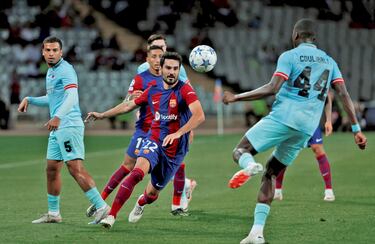 Ilkay Gündogan intenta controlar el balóon ante la oposición Soumaula Coulibaly.