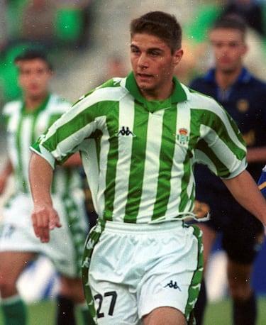El jugador gaditano subió al primer equipo en la temporada 2000/01, el año anterior el Betis descendió de categoría, pero con Joaquín en el equipo ascendieron en su única temporada en Segunda.