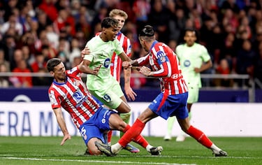 Lamine Yamal rodeado por los jugadores rojoiblancos, Clement Lenglet, José María Giménez y Pablo Barrios.