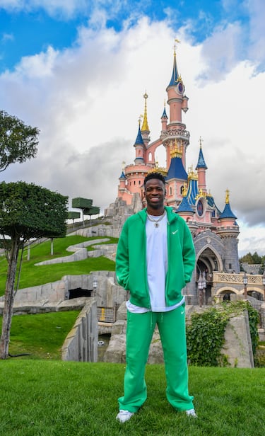 Vinicius disfruta de Disneyland Paris antes de la gala del Balón de Oro