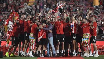 Almería convierte a inmortales a los héroes del ascenso