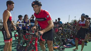 Miguel Indurain toma una bicicleta durante el Triathlon Barcelona 123 a correr del Banco Santander.