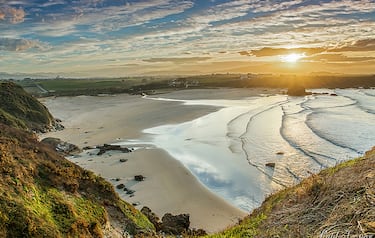 Fue declarado Monumento Nacional en 2002. Es una bahía con forma de concha y la comparten los concejos de Castropol y Tapia de Casariego. Está repleta de dunas y acantilados, lo que la convierte en una de las mejores playas asturianas.