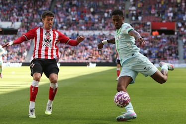 El hijo pródigo vuelve vestido de verdiblanco con la ambición de volver a triunfar en Sevilla. Junior regresa libre al Betis hasta 2028 tras brillar en la Championship y ascender con el Leeds, dejando cifras de cuatro goles y diez asistencias. Canterano del club, su llegada aporta experiencia, desequilibrio ofensivo y conexión con una afición que lo recibe como a uno de los suyos.