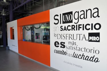 Vista de un cartel con una cita del futbolista español Andrés Iniesta en la Universidad del Fútbol y Ciencias del Deporte (UFD). 