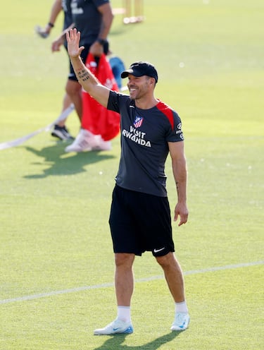 Diego Simeone durante el entrenamiento. 