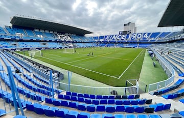 Málaga se suma al Mundial con la renovación completa de La Rosaleda por 271 millones de euros. El nuevo estadio, con capacidad para 45.000 espectadores, estará listo en 2028. Las obras, financiadas por tres administraciones, aún no comienzan por trabas burocráticas, y el equipo jugará temporalmente en el Ciudad de Málaga.
