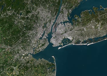 Nueva York es la ciudad más poblada de los Estados Unidos y una de las más densamente pobladas a nivel mundial, con un área urbana de veinticuatro millones de habitantes.