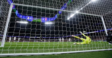 Letexier señaló pena máxima por el agarrón de Asencio a Mikel Merino. El encargado de tirarlo fue Saka y una mano espectacular de Courtois evitó el 0-1.