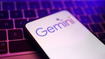 Smartphone con el logo de Gemini, la inteligencia artificial de Google.