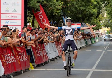 El pucelano debuta en el Tour en la que está siendo su temporada de confirmación. Tercer año en el Movistar y tres conquistas esta campaña, logrando triunfar en la Volta a la Comunitat Valenciana, el Dauphiné (y vestirse de amarillo) y recientemente en Granada para proclamarse campeón de España. Este sábado estrenará el maillot que le distingue como triunfador nacional