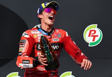 Marc Márquez celebra la victoria de carrera. 
