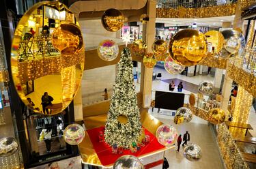 Los compradores caminan por el centro comercial Sarit Center decorado con instalaciones de iluminación antes de las celebraciones navideñas en el distrito Westlands de Nairobi, Kenia.