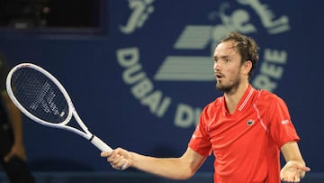 El tenista Daniil Medvedev protesta durante su partido ante Novak Djokovic en las semifinales del Dubai Duty Free Tennis Championship.