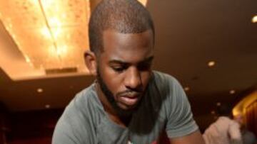Chris Paul firma un balón en China.