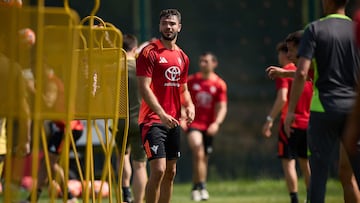 MIRANDA DE EBRO (BURGOS), 19/06/2025.- El defensa del CD Mirandés Unai Egiluz participa en un entrenamiento del equipo este jueves, dos días antes de la gran final de ascenso a la primera división contra el Real Oviedo. EFE/ David Pérez Cejuela