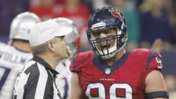 J.J. Watt dialoga con el árbitro principal durante el partido que enfrentó a Patriots y Texans.