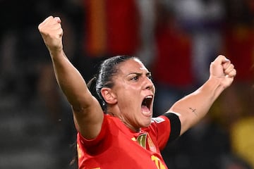 La delantera española Cristina Martín-Prieto celebra tras anotar el quinto gol de España.