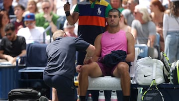 Carlos Alcaraz es atendido por el fisio en su partido contra Luciano Darderi en el US Open.