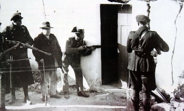 Entre el 10 y el 12 de enero, en la aldea gaditana de Casas Viejas (hoy Benalup-Casas Viejas), se produjo una insurrección anarquista que acabó en tragedia. Campesinos vinculados a la CNT proclamaron el comunismo libertario y atacaron el cuartel de la Guardia Civil. La respuesta del Estado fue brutal: fuerzas de la Guardia de Asalto incendiaron la choza de “Seisdedos” con su familia dentro y ejecutaron a varios vecinos sin juicio.

El saldo fue estremecedor: al menos 28 campesinos muertos, además de varios agentes. Este episodio generó una profunda crisis política que debilitó al gobierno de Manuel Azaña y contribuyó al ascenso de las derechas en las elecciones de noviembre de ese mismo año.

Fue un símbolo del desencuentro entre el campesinado pobre y las promesas incumplidas de la Segunda República, especialmente en lo referente a la reforma agraria.