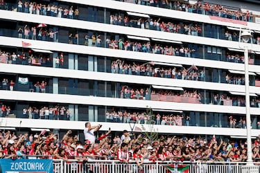 Cientos de seguidores, incluso desde los edificios, a orillas de la ría para ver pasar a los campeones de Copa.