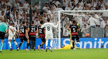 1-1. Kylian Mbappé se interna en el área del Mallorca, y entre varios jugadores, saca un disparo con la derecha, raso al palo corto de Leo Román.