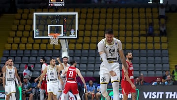 El bosnio Aleksandar Lazic celebra una canasta de su selección ante Georgia en el Eurobasket 2025.