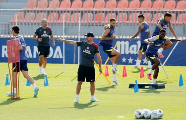 Diego Simeone durante el entrenamiento. 
