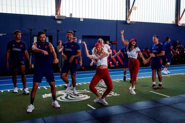 Los jugadores de la selección francesa de rugby a siete Jordan Sepho, Rayan Rebbadj, Antoine Zeghdar y Paulin Riva se lo pasan en grande tomando clases de danza de la mano de las bailarinas del Moulin Rouge. El original entrenamiento tuvo lugar en el Centro Nacional de Rugby en Marcoussis como preparación para los Juegos Olímpicos.