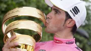 Alberto Contador besa el trofeo de campeón del Giro de Italia 2015.