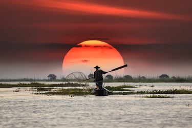 Un lago con casas sobre pilotes y paisajes rurales únicos, con una forma de pesca tradicional que lo hace especial.