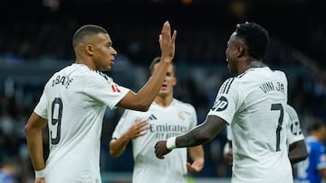 MADRID, 24/09/2024.- Los jugadores del Real Madrid, el francés Kylian Mbappé (i) y el brasileño Vinicius Junior, celebran el segundo gol del equipo madridista durante el encuentro correspondiente a la séptima jornada de Laliga EA Sports que Real Madrid y Alavés disputan hoy martes en el estadio Santiago Bernabéu, en Madrid. EFE / Juanjo Martín.