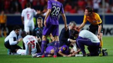 Mbia y Badelj, recuperándose del golpe.