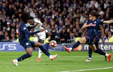 4-0. Centro de Luka Modric para la carrera de Vinicius al espacio, dribla a su marcador y con la derecha, saca un potente disparo al palo izquierdo de Janis Blaswich y anotar el cuarto.
