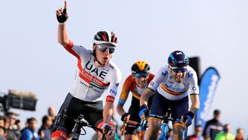 El corredor esloveno del equipo UAE Team Emirates Tadej Pogacar se impone a Alejandro Valverde en la llegada de la 2ª etapa de la Vuelta Ciclista a la Comunitat Valenciana 2020 con final en Cullera.