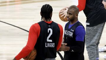 CHICAGO, ILLINOIS - FEBRUARY 15: Kawhi Leonard of the Los Angeles Clippers (L) meets with Chris Paul of the Oklahoma City Thunder during 2020 NBA All-Star - Practice & Media Day at Wintrust Arena on February 15, 2020 in Chicago, Illinois. NOTE TO USER: User expressly acknowledges and agrees that, by downloading and or using this photograph, User is consenting to the terms and conditions of the Getty Images License Agreement. Jonathan Daniel/Getty Images/AFP
== FOR NEWSPAPERS, INTERNET, TELCOS & TELEVISION USE ONLY ==