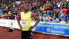 Usain Bolt progresa y marca 20.13 entre la lluvia y el frío
