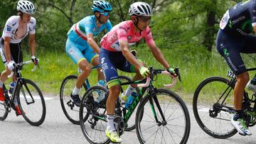 Esteban Chaves corre con la maglia rosa de líder durante el Giro de Italia 2016, donde acabaría en segunda posición de la general.