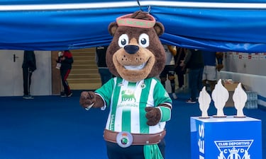 En 2018 nació la mascota del Racing de Santander. Al igual que ocurre con la del Real Oviedo, es un oso pardo que representa la unión del club con Cantabria.