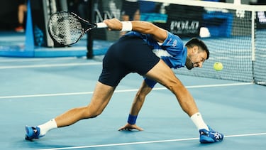 Novak Djokovic revuelve para llegar a una bola durante el duelo de cuartos de final del Open de Australia 2025.